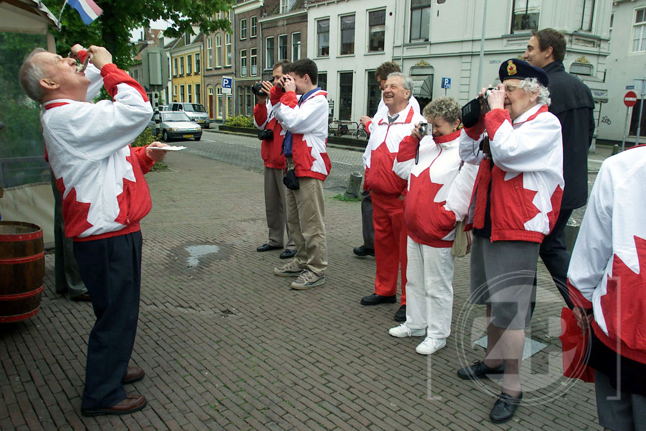 Op 5 mei 2002 liep fotograaf Patrick van Gemert een dagje mee met de Canadezen die Zutphen bezochten, het hoogtepunt van die dag leek toch wel het bezoek aan de haringkar van Hoekstra op de Overwelving.
