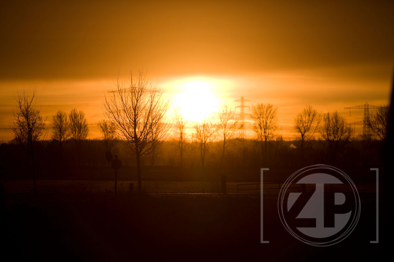 Zo kan een bedrijventerrein er ook uit zien: zonsopkomst vanmorgen vanaf De Revelhorst in Zutphen. Fotograaf Patrick van Gemert maakte even tijd om het beeld vast te leggen.