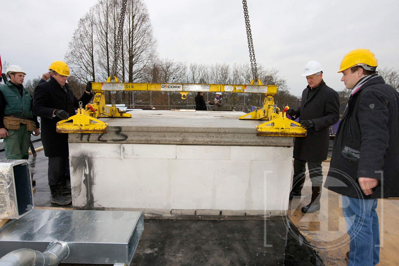 Zorginstelling Sutfene bereikte deze week het hoogste punt van de nieuwbouw aan de Coehoornsingel in Zutphen. Met het plaatsen van het liftdak op dit deel, Vischpoort, werd dit moment officieel gemaakt. De heren H.C. Smit (directeur Koopmans Bouw) en W. Bakker (bestuurder Sutfene) hadden de eer om deze officiële handeling uit te voeren.