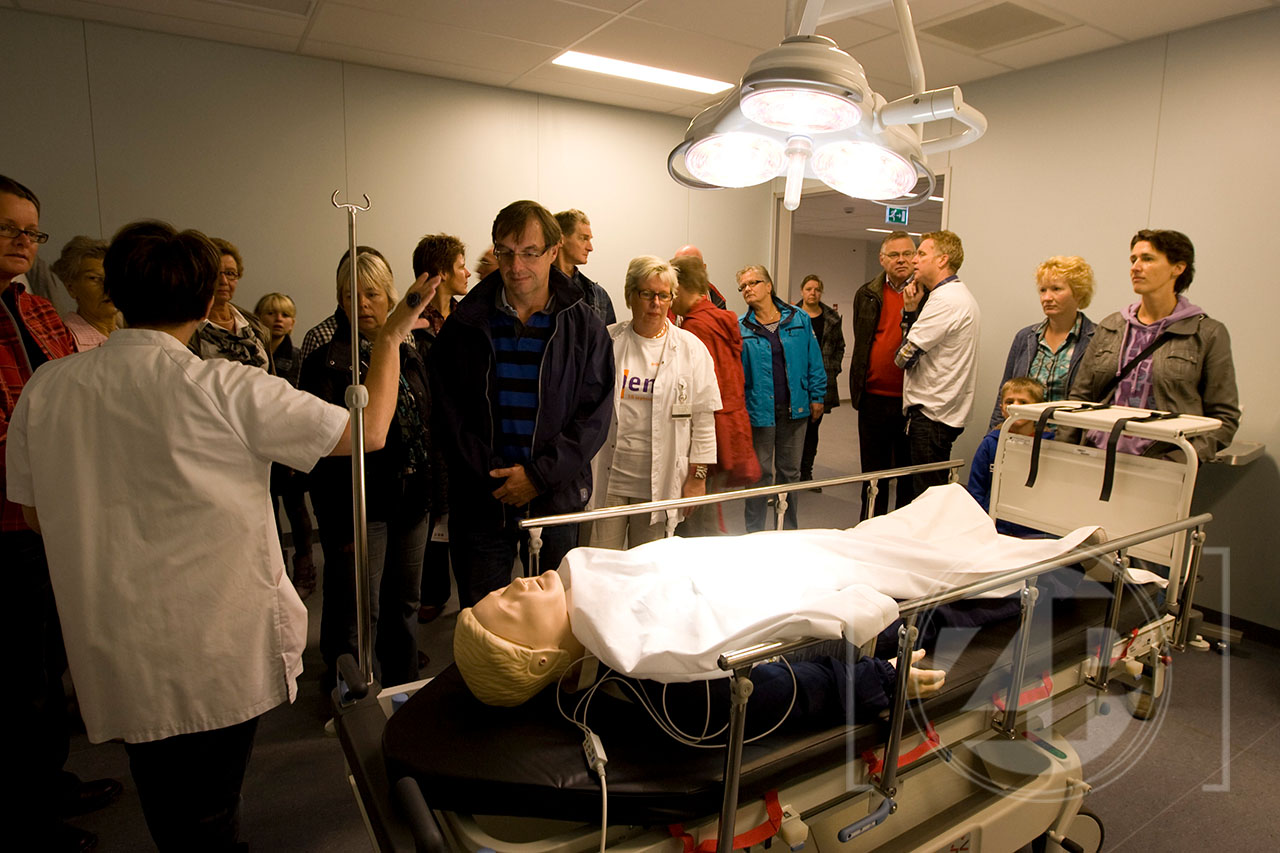 Open dag bij het nieuwe Gelre Ziekenhuis, belangstellenden nemen een kijkje in de traumakamer.