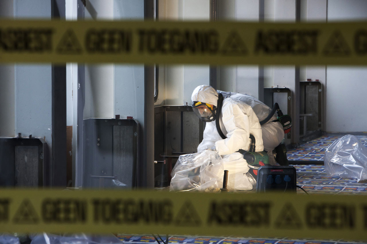 Asbestsloop. Medewerkers van Oranje B.V. zijn in een afgeschermde ruimte bezig met het verwijderen van asbest in het oude Gelreziekenhuis.