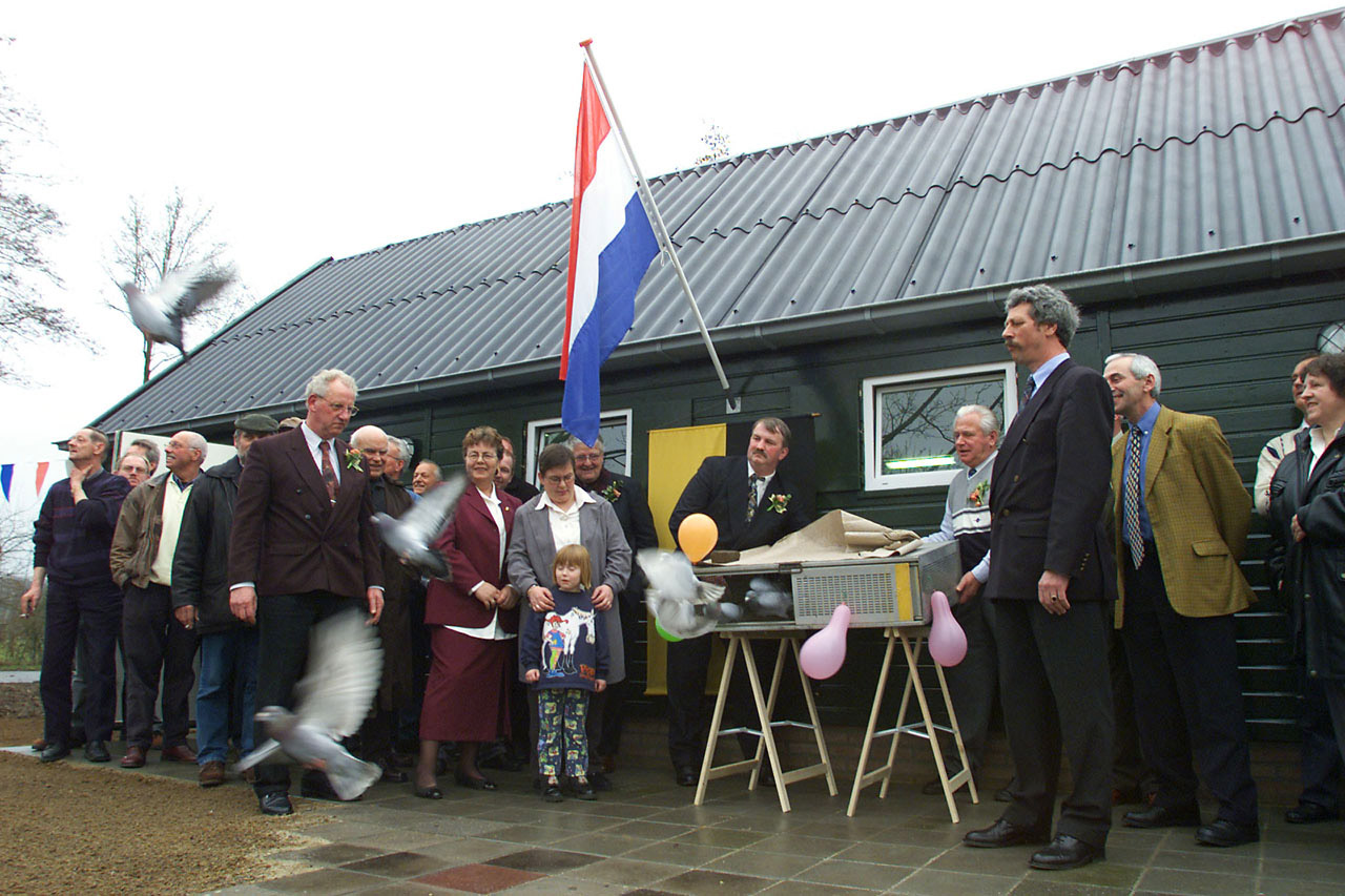 PVG.010310.05 Gorssel - Opening van het nieuwe onderkomen van de postduiven vereniging in Gorssel..Foto: Patrick van Gemert.LB2 12-03-01