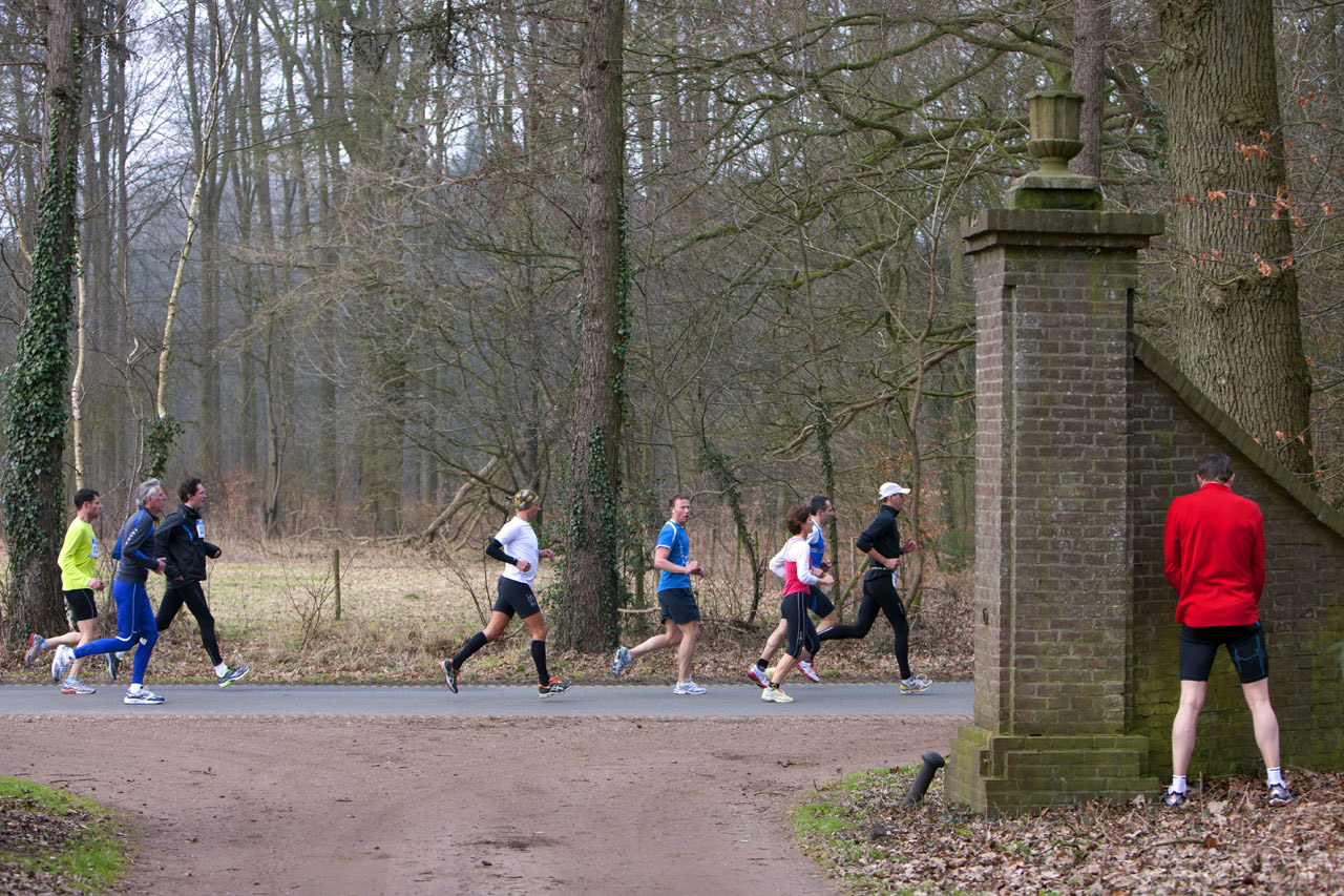 Acht kastelenloop rondom Vorden, deelnemers lopen over de Almenseweg. Plaspauze bij het Enzerinck.