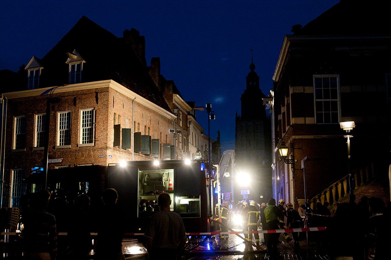 Groot alarm in de binnenstad van Zutphen, woningbrand in de Lange Hofstraat.