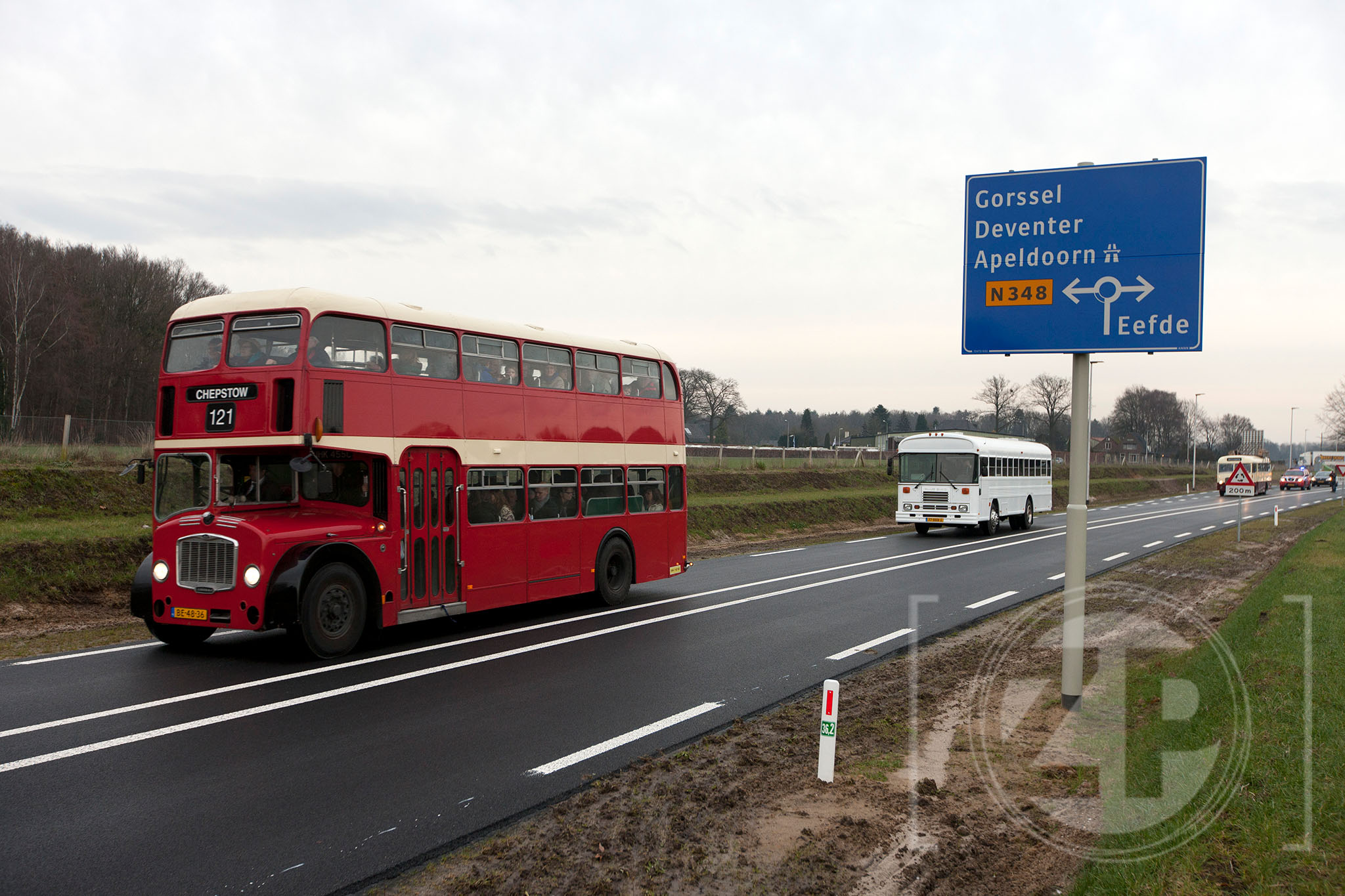 Opening nieuwe deel N348 tussen Zutphen en Eefde, genodigden met de bus over het nieuwe asfalt.
