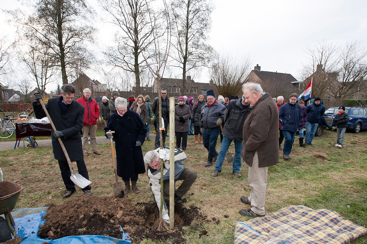 Feestelijke opening van Buurtboomgaard Braamkamp. Wethouder Willeumier plant samen met de notaris de notarisappelboom.