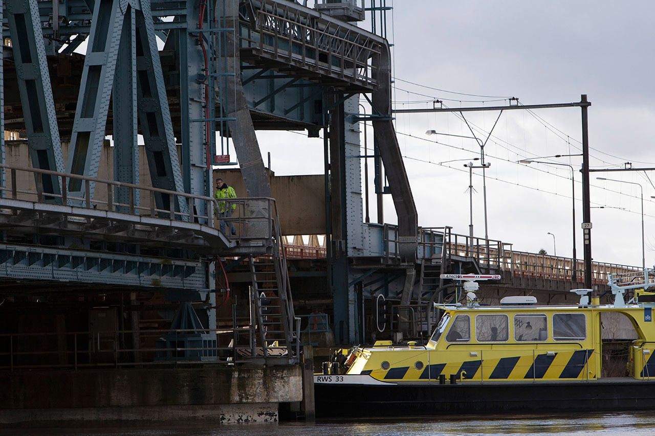 Aanvaring met de oude IJsselbrug bij Zutphen. Medewerkers van Rijkswaterstaat en de spoorwegen inspecteren de brug na de aanvaring.