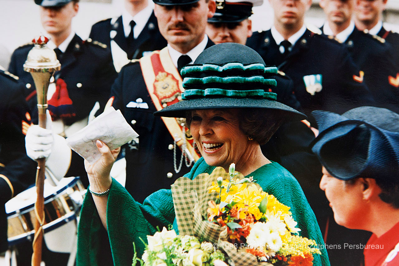 Koninginnedag 1998. Koningin Beatrix bezoekt met haar familie Zutphen.