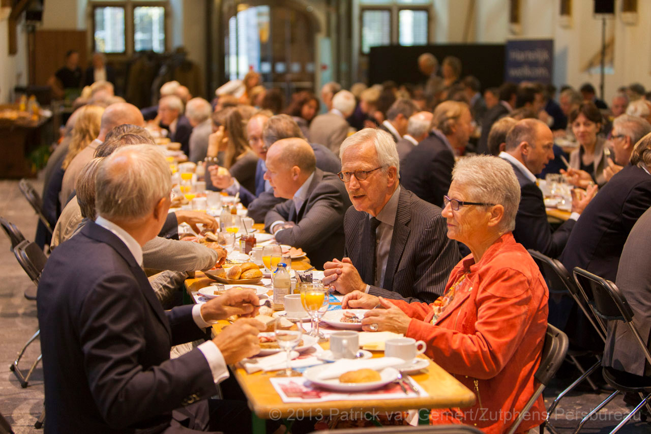 Prinsjesdagontbijt in de Zutphense Burgerzaal. Professor Heertje spreekt de 150 ontbijtgasten toe.