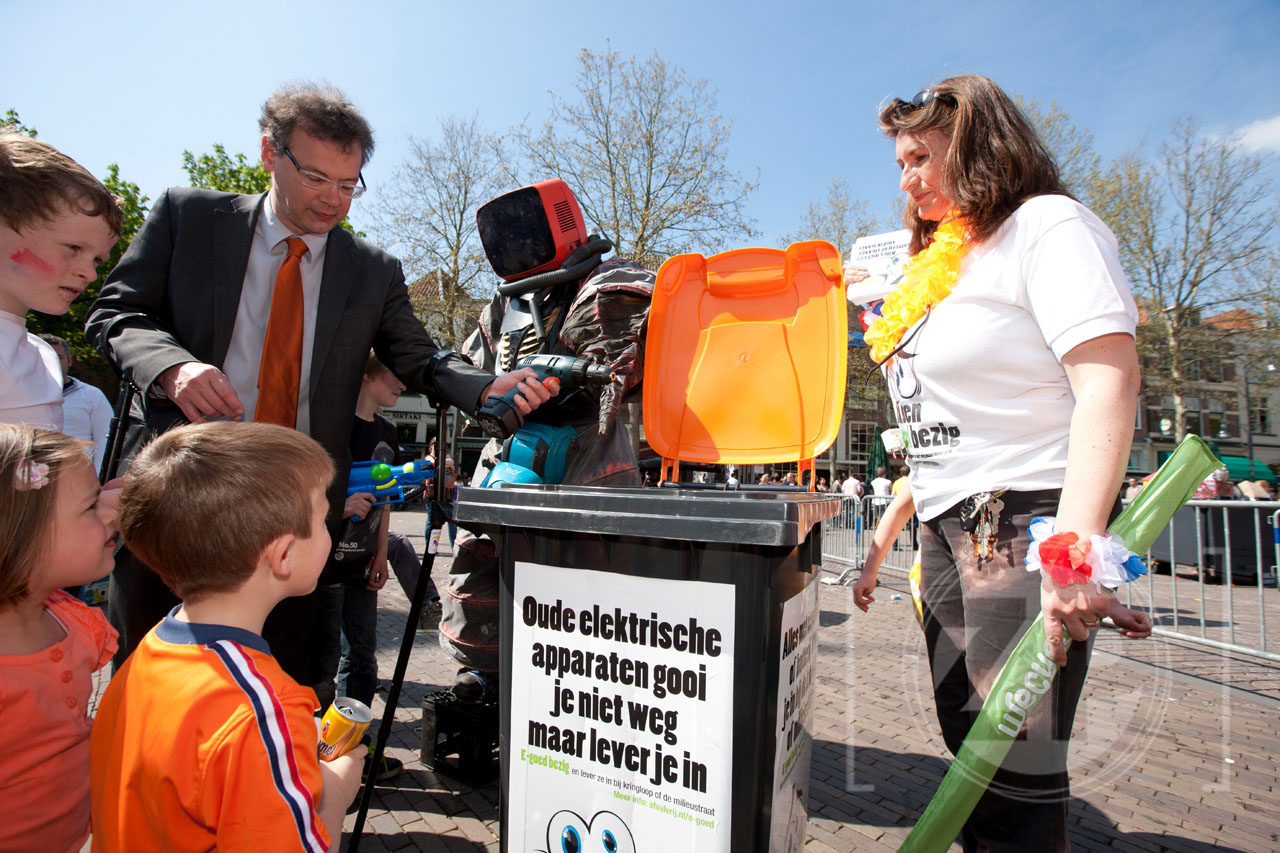 Wethouder van milieu van de gemeente Deventer, Jos Pierey, heeft op Koninginnedag het startsein gegeven voor de regionale campagne van de inzameling van E-goed.