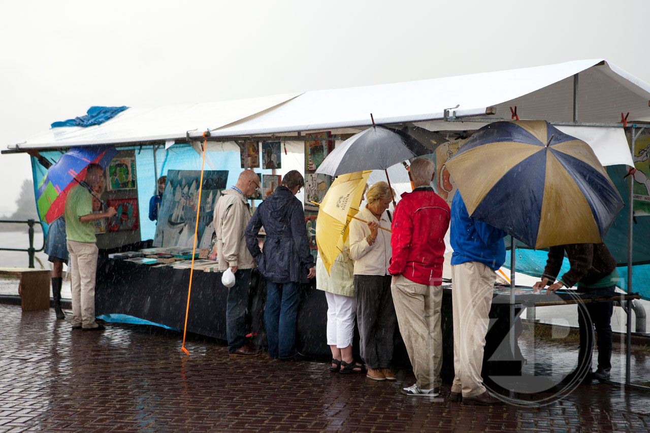 Verzin een origineel bijschrift bij deze foto! Patrick van Gemert maakte deze foto van de kunstmarkt op de IJsselkade in Zutphen afgelopen zondag.