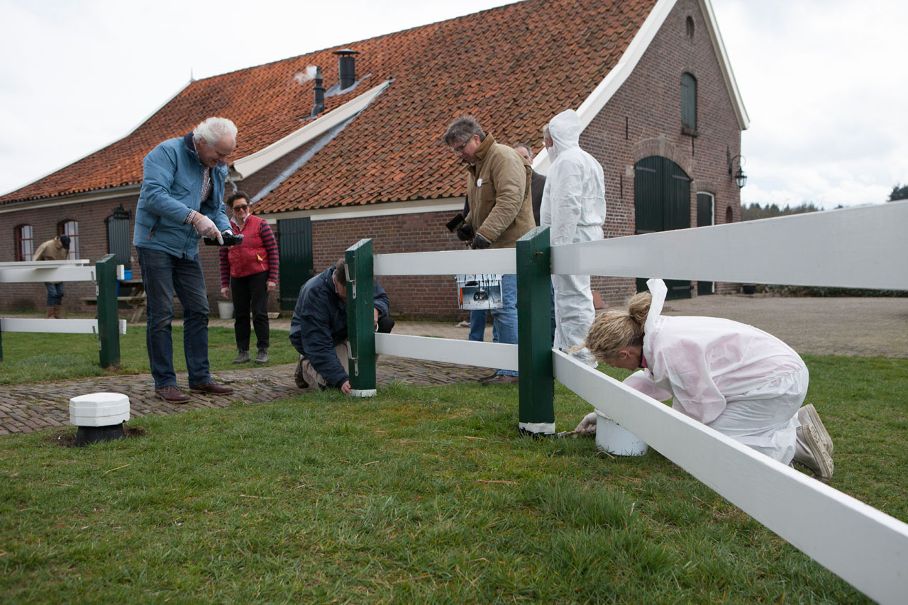 Leden van Rotaryclub Zutphen klussen bij de Warkense Molen ter gelegenheid van NLdoet.
