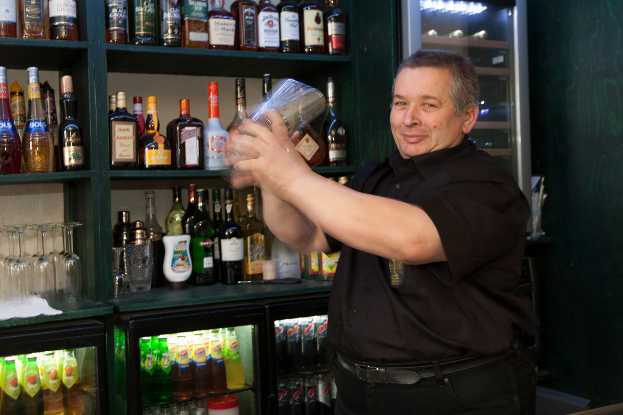 Anton Menkveld achter de bar van zijn nieuwe cocktailbar Mixxim.