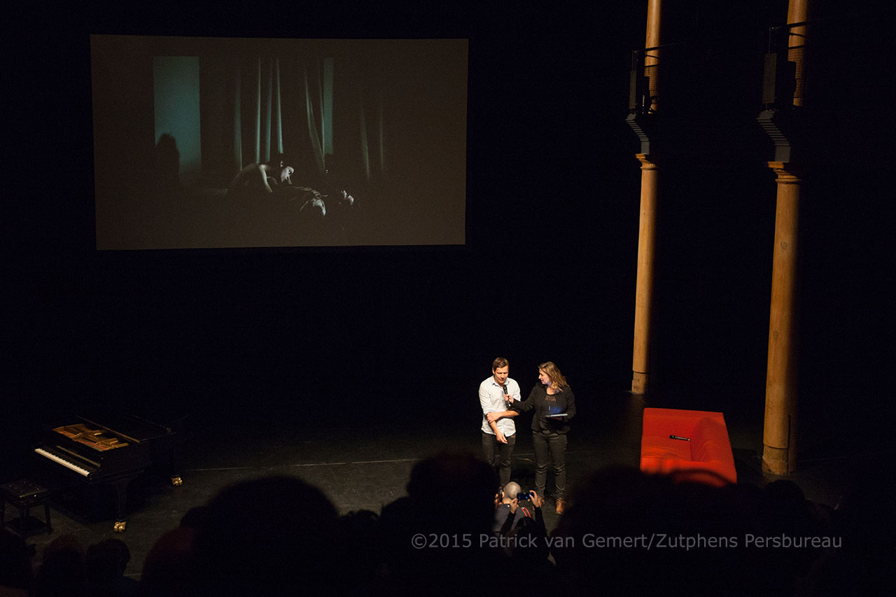 Jury presentatie van de World Press Photo 2014. Winnaar Mads Nissen in gesprek met Sacha de Boer.