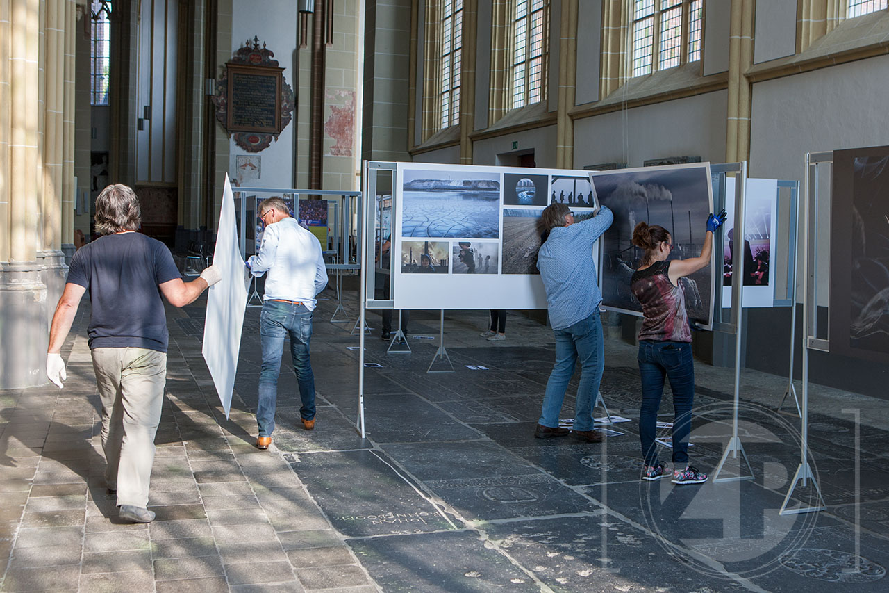 Maandag is begonnen met de opbouw van de World Press Photo tentoonstelling in de Walburgiskerk. De expositie gaat 8 juli open voor publiek en is tot 28 juli te bezoeken. ©Patrick van Gemert
