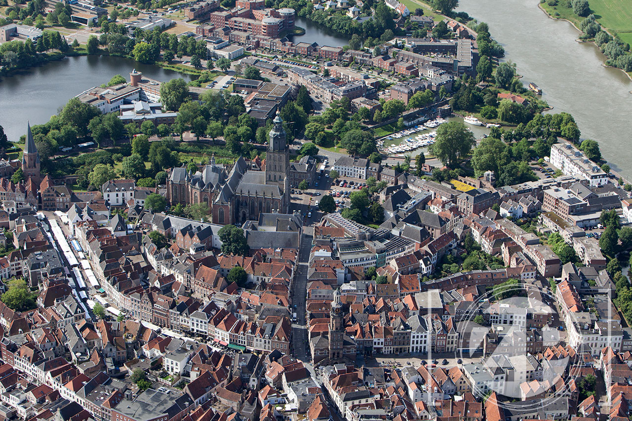 Luchtfoto van Zutphen, overzicht van de binnenstad met de Walburgiskerk in het centrum. ©Patrick van Gemert