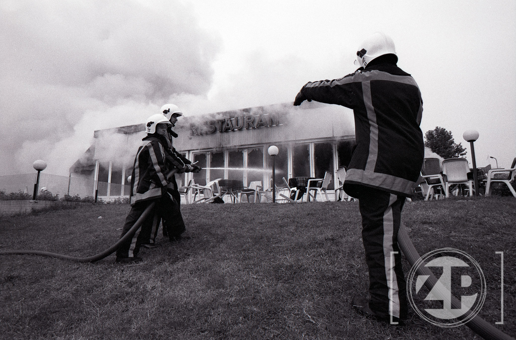 Grote brand in het IJsselpaviljoen te Zutphen in 1997. Negatief, scanner, Zwartwit, Archieffoto.