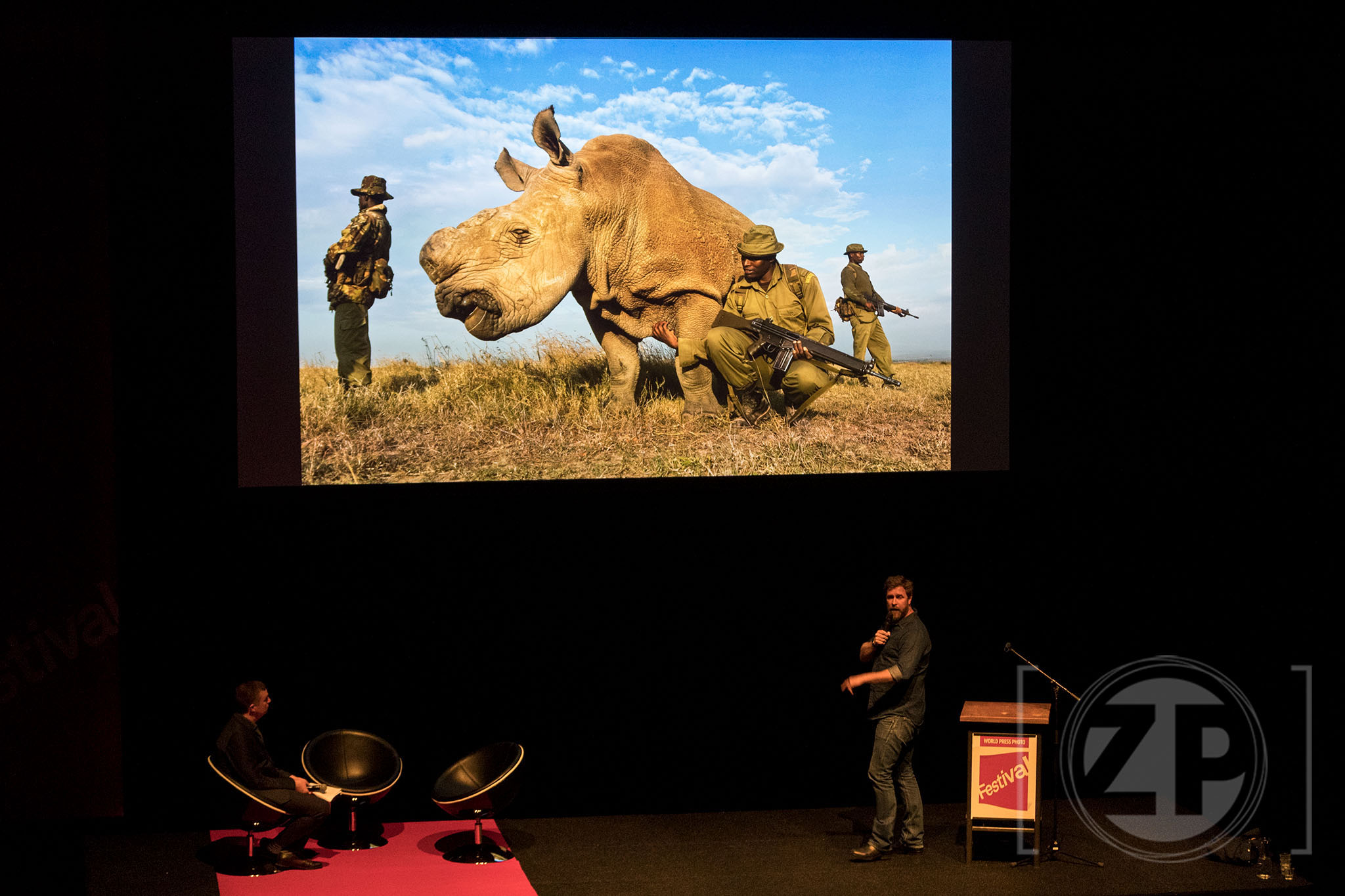 Brent Stirton spreekt tijdens het World Press Photo festival.
