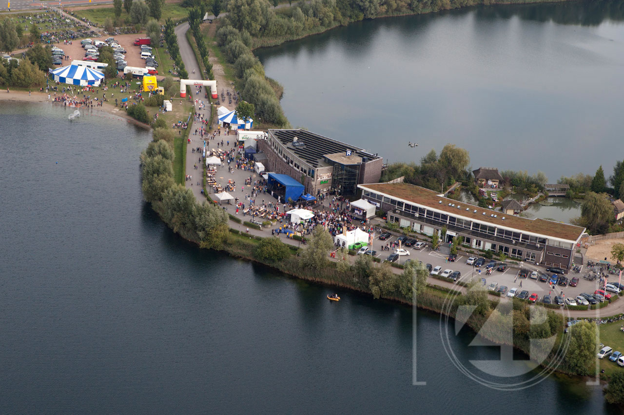 Fotograaf Patrick van Gemert was afgelopen weekend onder andere op pad om het festival Live at the Brons te fotograferen. Om een mooi overzicht van het festivalterrein te krijgen mocht hij meevliegen met de helikopter van Rotary Wings.