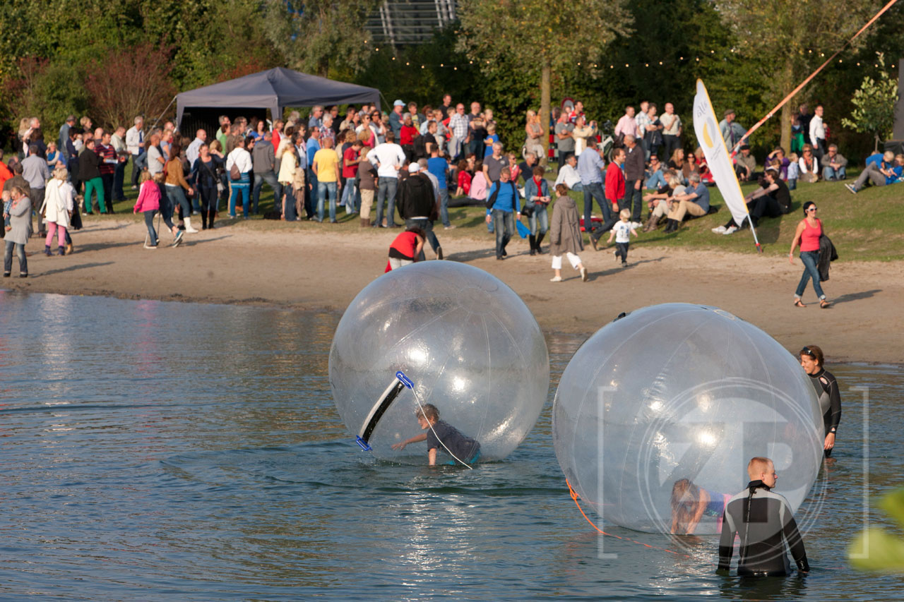 Verzin een origineel bijschrift bij deze foto! Patrick van Gemert maakte deze foto van de aquaballen op het festival Live at the Brons in Zutphen afgelopen zondag.