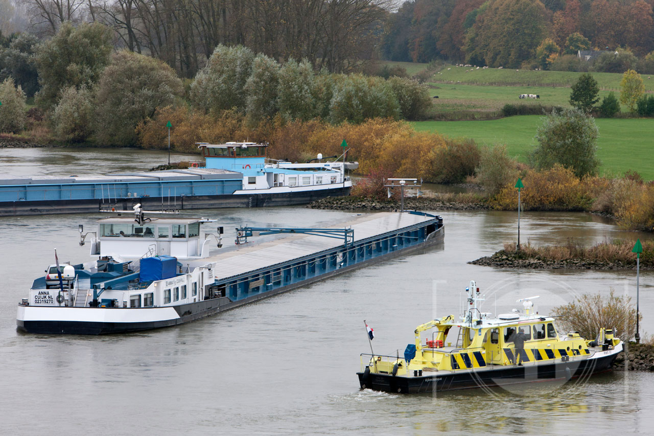 Door een aanvaring tussen twee schepen op de IJssel tussen Bronkhorst en Zutphen, is het scheepvaartverkeer in de rivier donderdagmorgen gestremd. Het gaat om een aanvaring tussen een Nederlands en een Duits schip, ter hoogte van de Nieuwe IJsselbrug. Het Duitse schip is daarbij dwars komen te liggen in de IJssel met de achterkant in een krib.