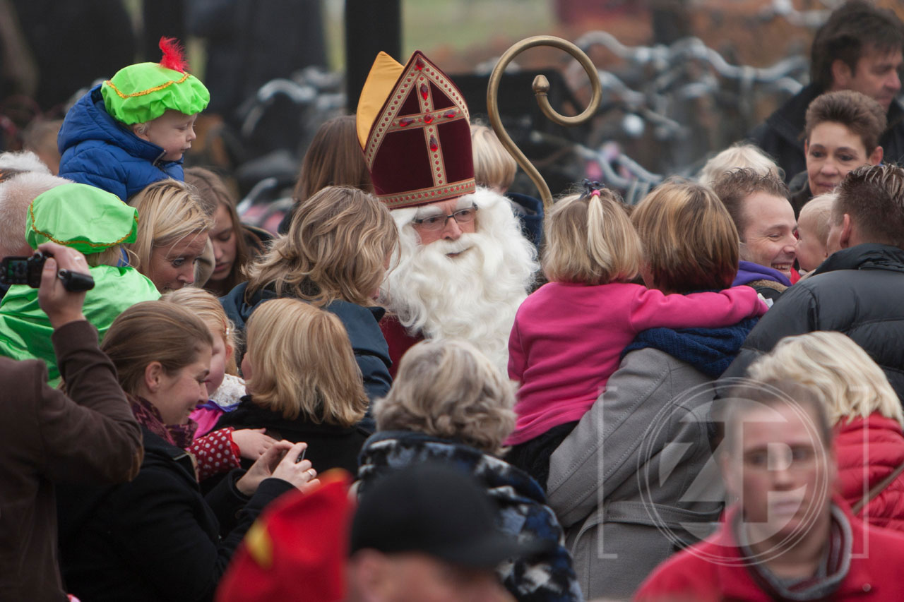 Vanmiddag kwam Sinterklaas veilig aan in Groningen. En in Vorden. Patrick van Gemert was er ook bij. Hij zei dat hij een foto ging maken, maar waarschijnlijk heeft hij meteen zijn verlanglijstje afgegeven aan de Sint. Over een week komt Sinterklaas ook naar Zutphen.