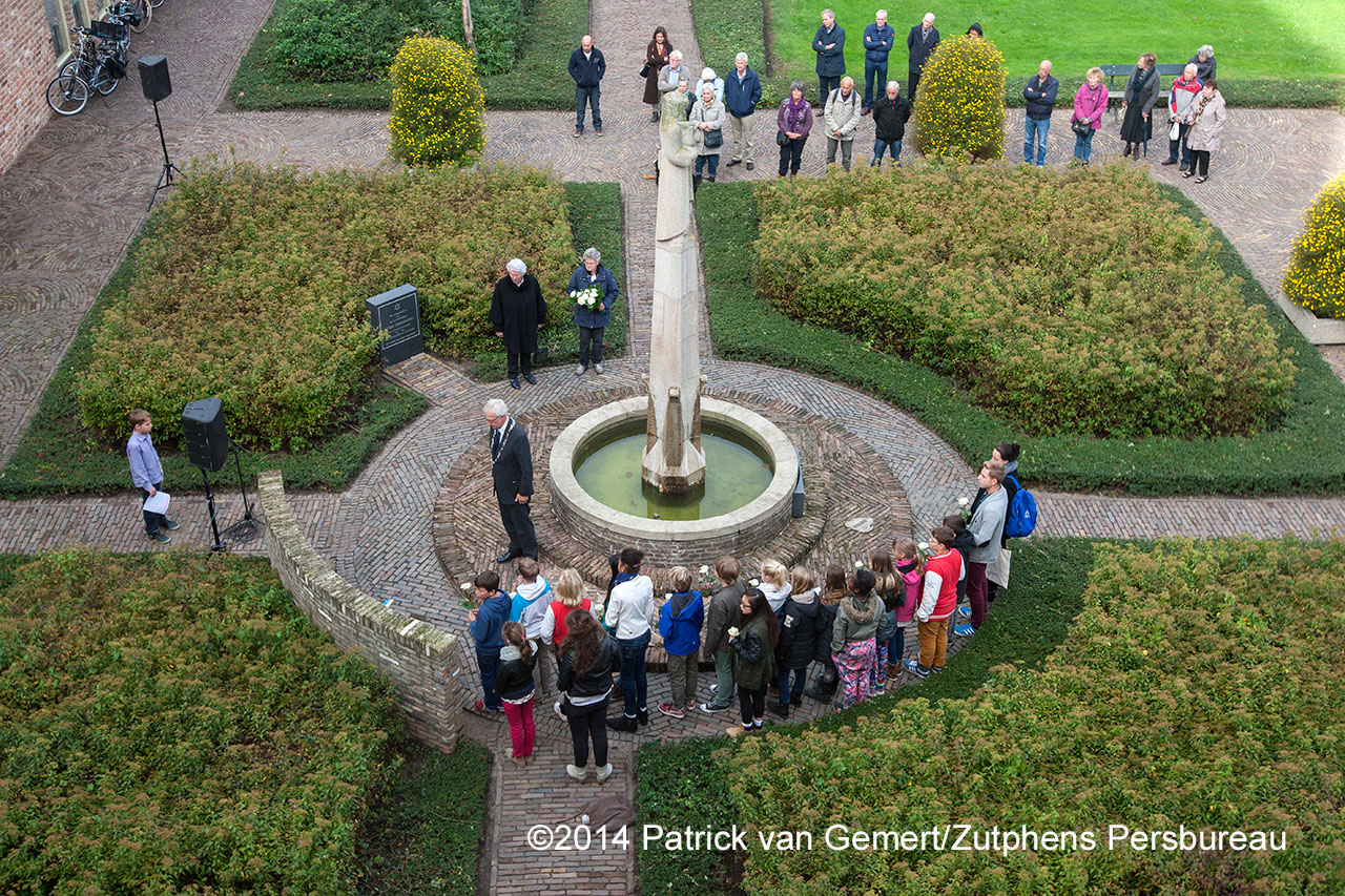 Herdenkingsbijeenkomst bij het Gideon monument op het Broederenkerkplein. Vandaag is het 70 jaar geleden dat de binnenstad van Zutphenwerd gebombardeerd.