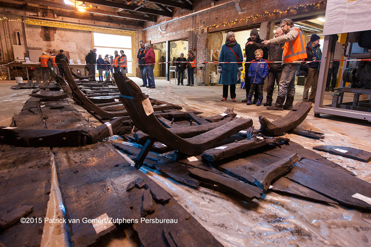 In het Pakhuis Noorderhaven kunnen belangstellenden het tijdens de aanleg van de Marstunnel gevonden scheepswrak bekijken. ©Patrick van Gemert