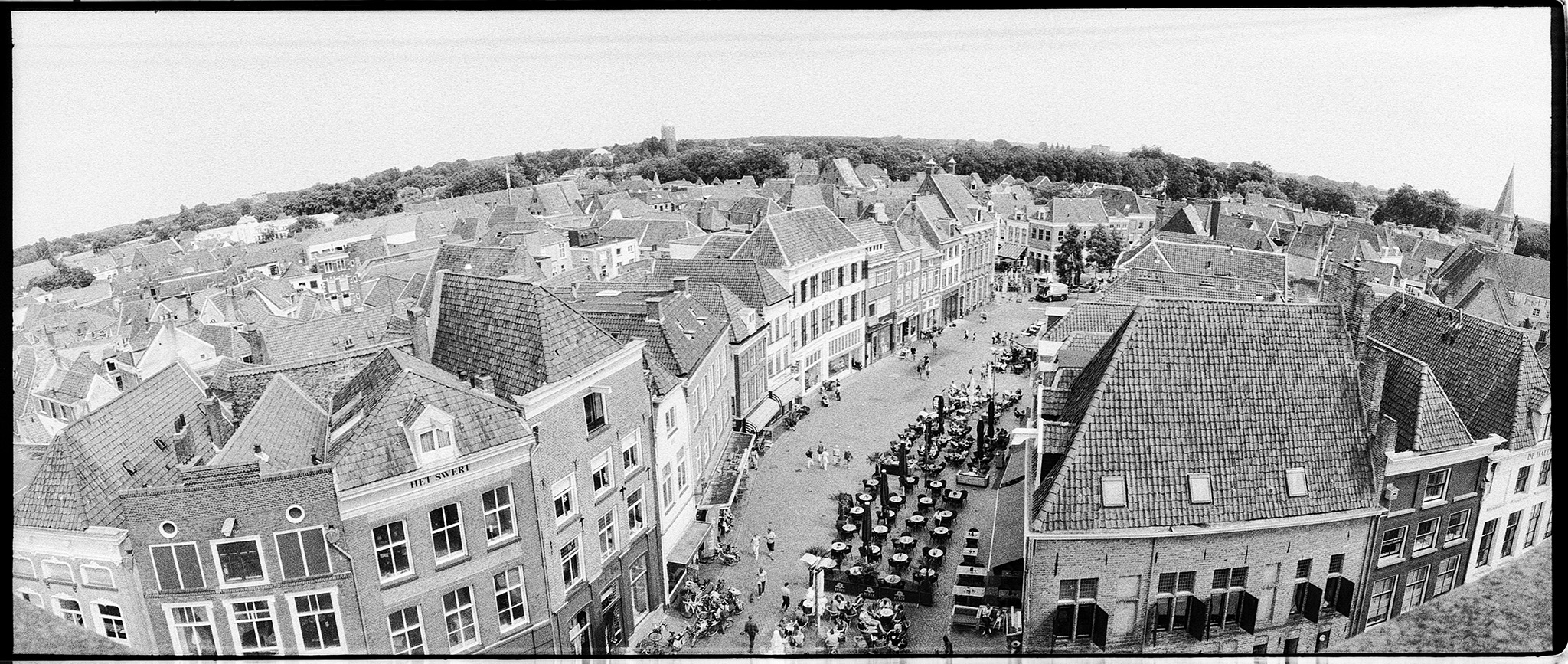 Zutphen gezien vanaf de Wijnhuistoren, de Houtmarkt. Foto is gemaakt met een Horizon202 camera op Ilford FP4+.