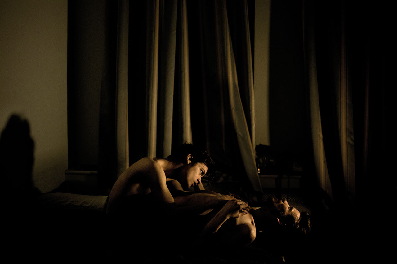 World Press Photo of the Year 2014, First Prize Contemporary Issues, Singles: St. Petersburg, Russia. Jon and Alex, a gay couple, during an intimate moment. Life for lesbian, gay, bisexual or transgender (LGBT) people is becoming increasingly difficult in Russia. Sexual minorities face legal and social discrimination, harassment, and even violent hate-crime attacks from conservative religious and nationalistic groups. (Mads Nissen, Denmark, Scanpix/Panos Pictures)