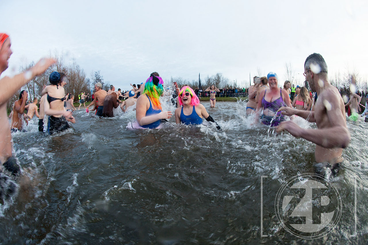 Nieuwjaarsduik van de Rotary in het Gat van Roelofs, Bronsbergen. Ruim 70 deelnemers namen een duik in het koude water.