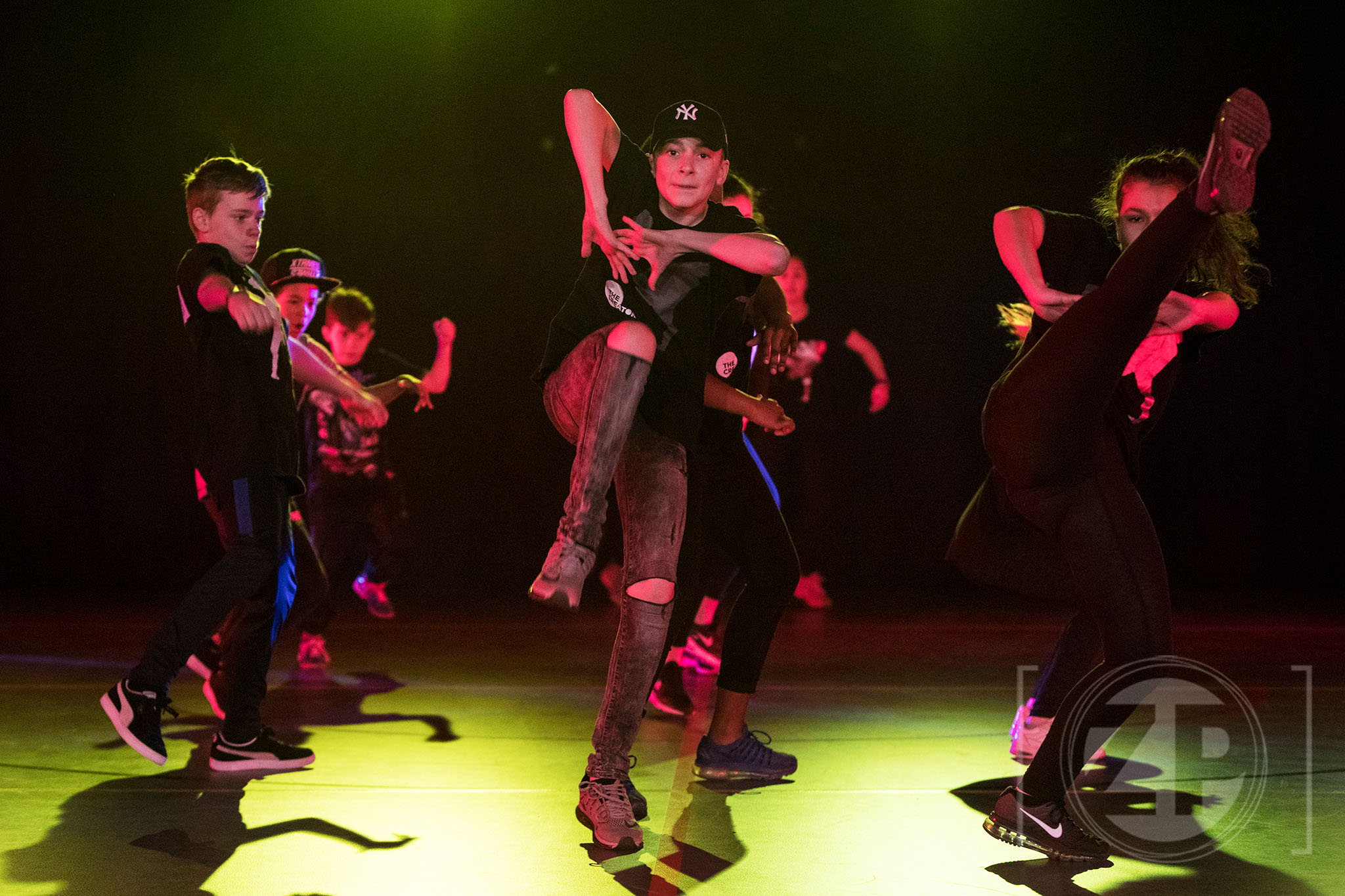 Dance Rhythm in de Hanzehal. Dansgroepen uit de regio zetten hun beste beentje voor tijdens de door WSV georganiseerde show. De dansers van Dans-en theaterschool Mars Bentum in actie.