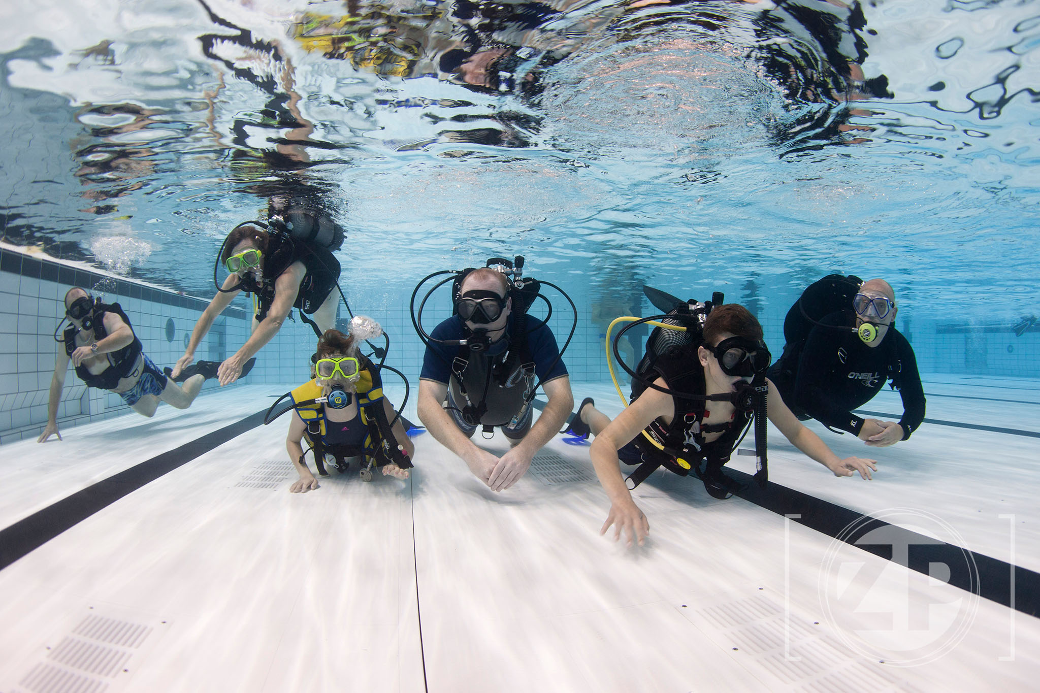 Introductieduik met Duikvereniging Albacare in zwembad IJsselslag. Leren duiken in Nederland. ©2017 Patrick van Gemert/Zutphens Persbureau
