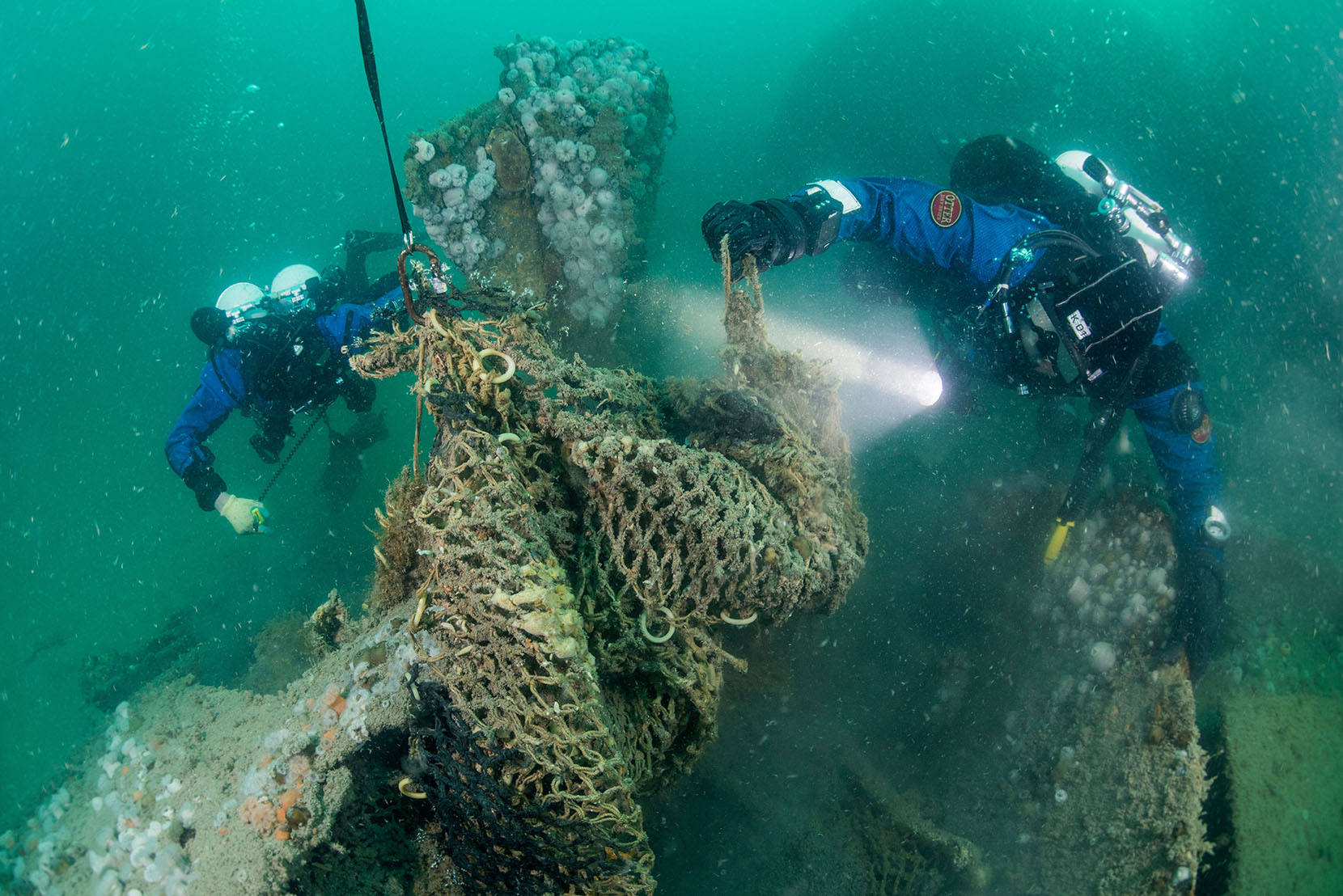 Tijdens de expedities van Duik de Noordzee Schoon verwijderen duikers achtergebleven netten op wrakken. (foto Cor Kuyvenhoven)