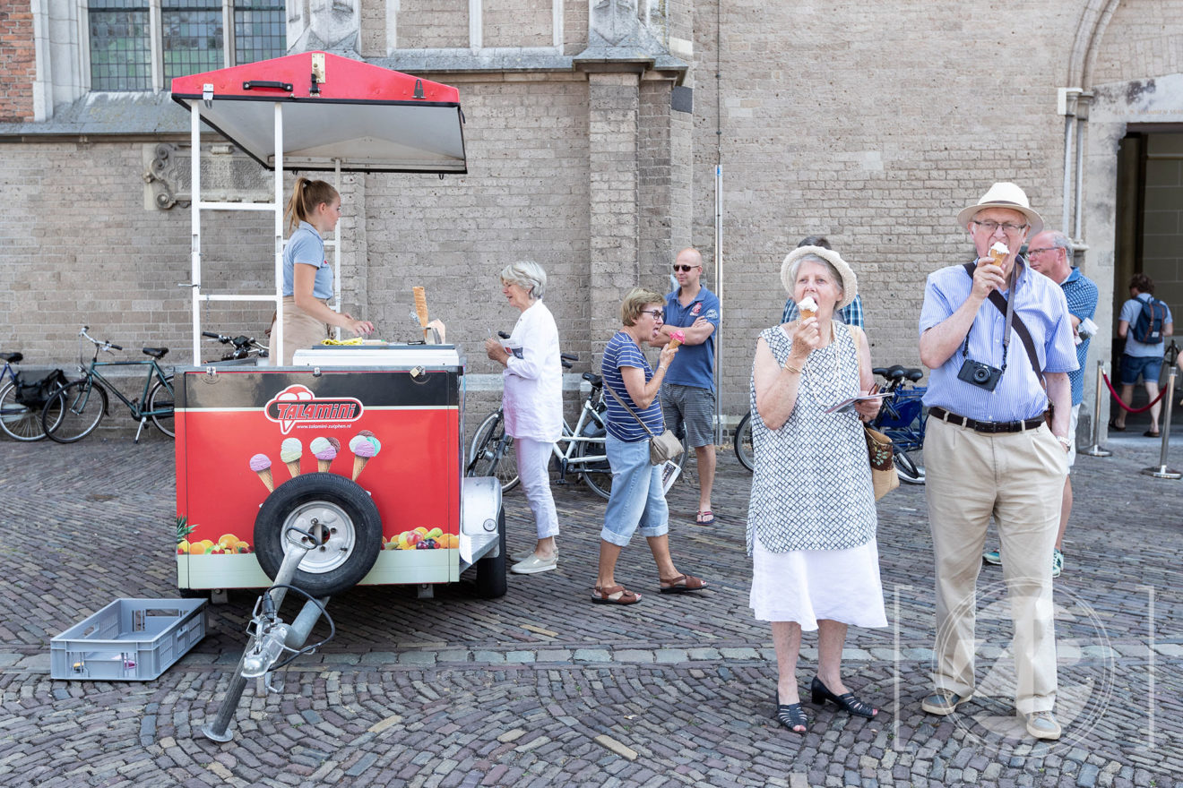 Verkoeling bij World Press Photo in Zutphen. Bezoekers kregen na hun bezoek aan de fototentoonstelling een ijsje aangeboden door de organisatie Zutphen Doen.