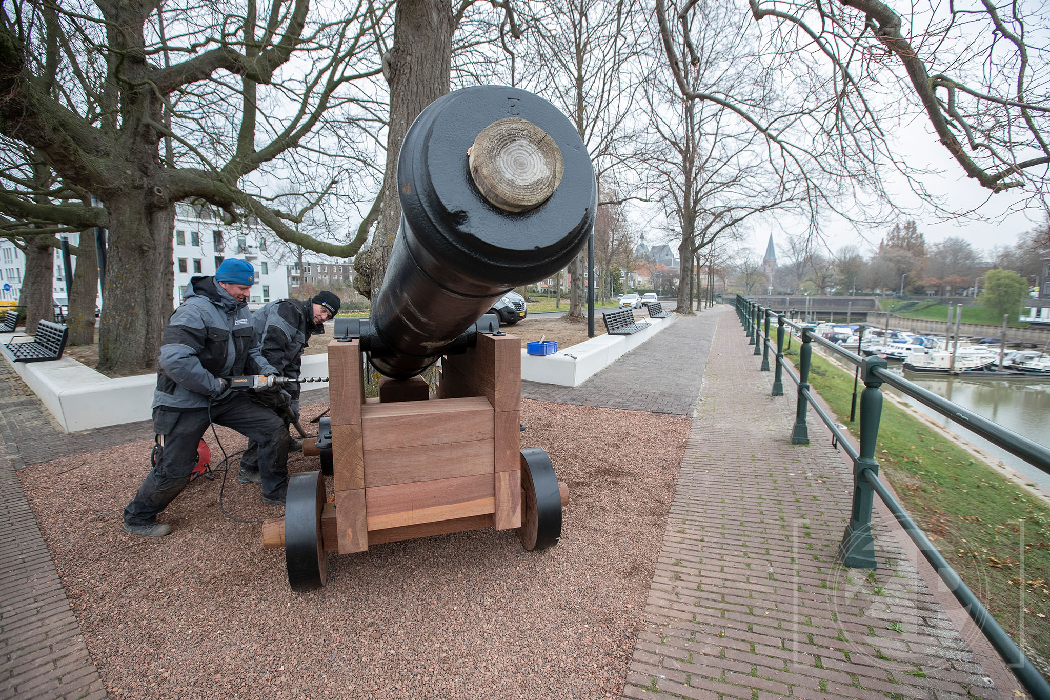 Op de Bult van Ketjen aan de IJsselkade in Zutphen is vanmorgen een historisch kanon geplaatst. Medewerkers van Schotman Restauraties uit Vorden leggen de laatste hand aan de afwerking van het kanon. De Stentor. Foto: Patrick van Gemert