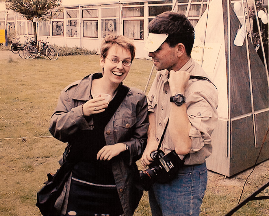 20 jaar Zutphens Persbureau. Fiona de Heus en Patrick van Gemert tijdens een protestmanifestatie bij het Brummense gemeentehuis in 1999 waar zij samen voor de Eerbeekse Courant aan het werk waren. Foto: Wim Bleumink