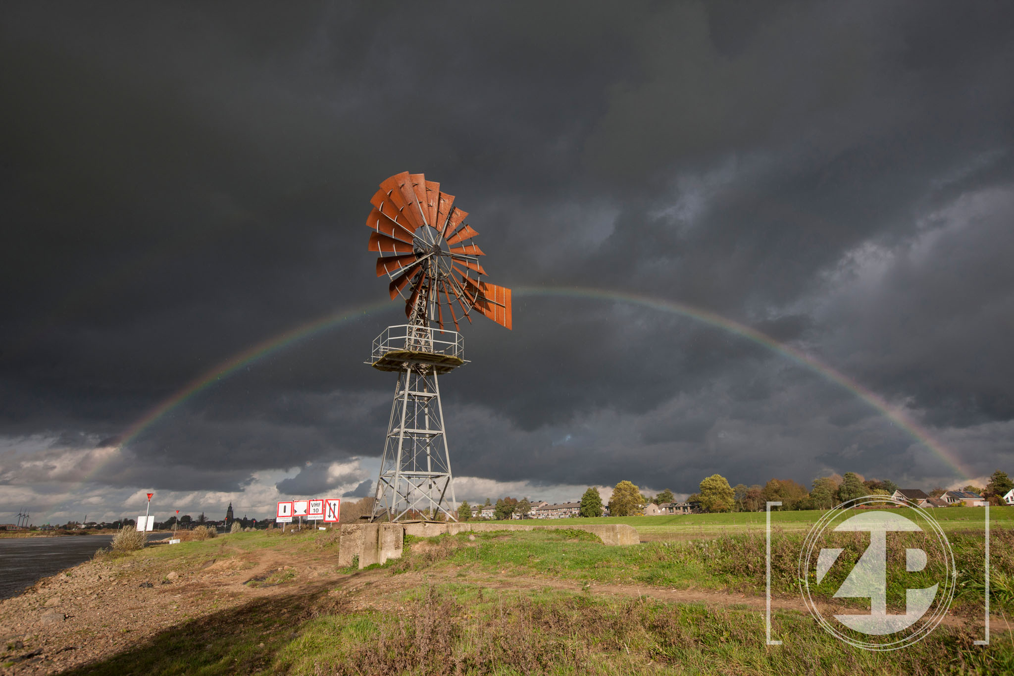 Amerikaanse windmolen langs de IJssel bij Zutphen met een regenboog