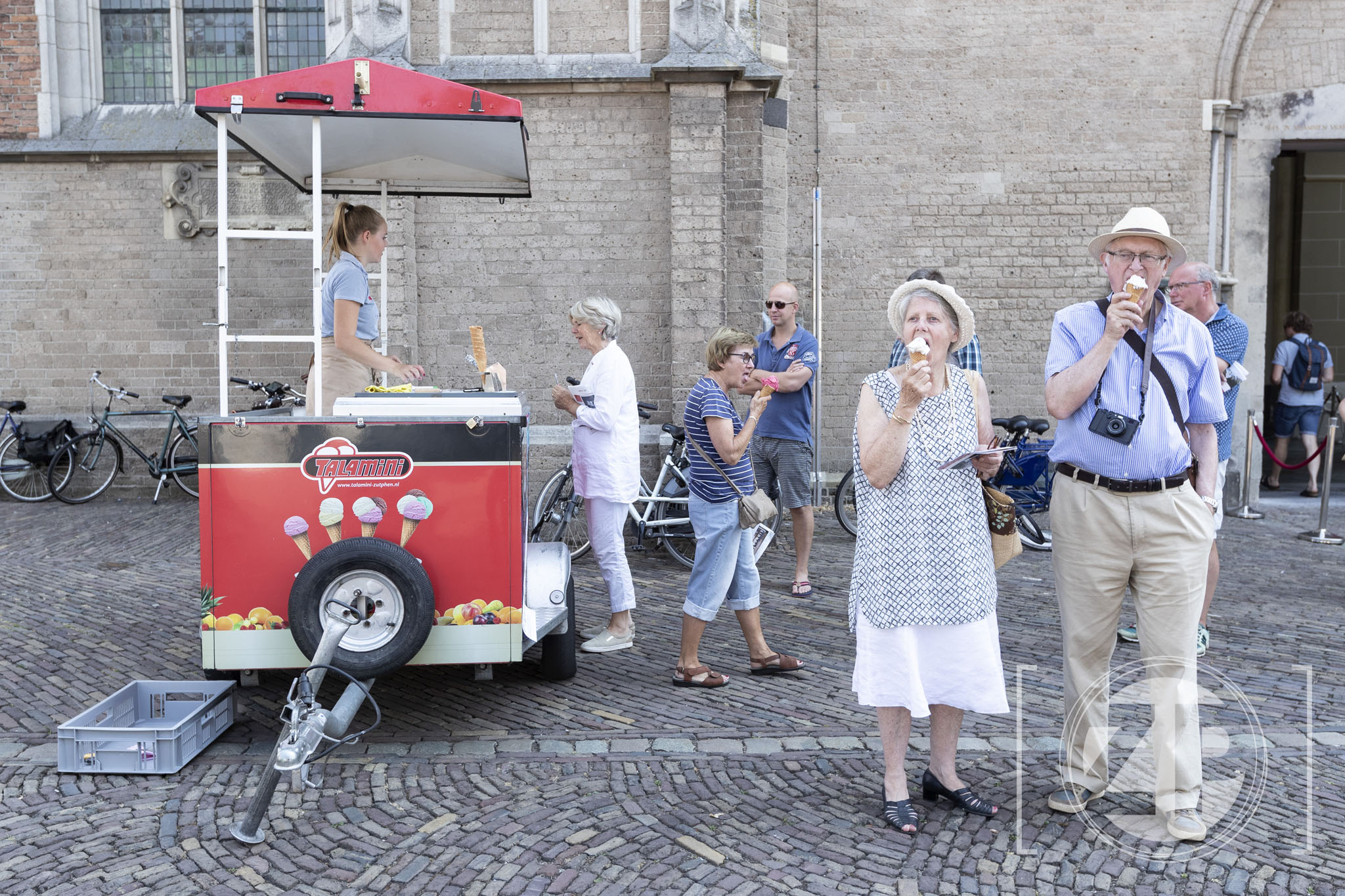 Verkoeling bij World Press Photo in Zutphen. Bezoekers kregen na hun bezoek aan de fototentoonstelling een ijsje aangeboden door de organisatie Zutphen Doen.