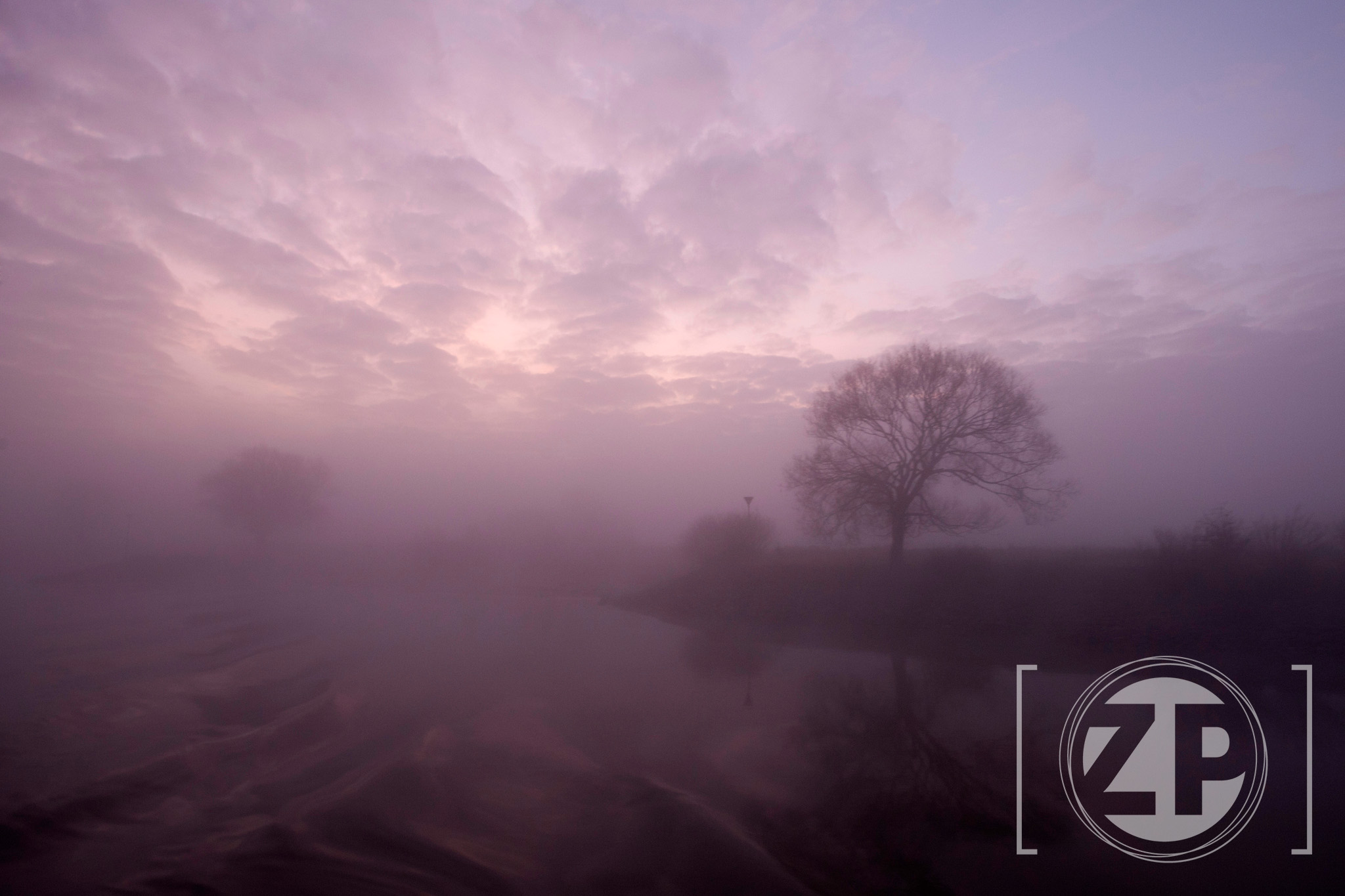 Op de foto: Zonsopkomst langs de IJssel bij Zutphen. De foto is gemaakt op 19 november 2011 tijdens de tocht over de IJssel met de pakjesboot van Sinterklaas. Locatie: De IJssel ter hoogte van Eefde.