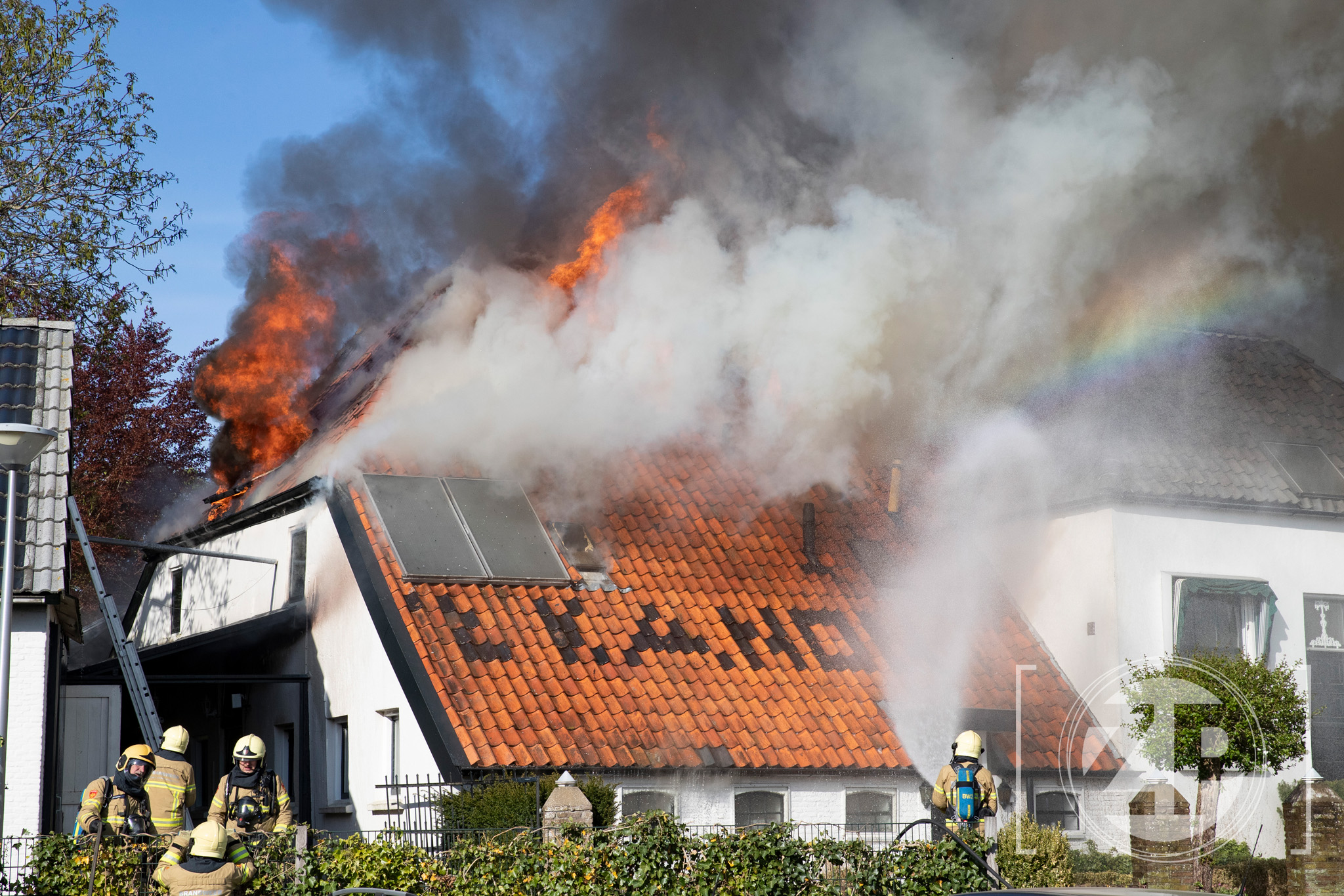 Zeer grote brand aan de Kanonsdijk in Zutphen. Het Kanon staat volledig in de brand’ De brandweer is bezig met het bestrijden van de brand.