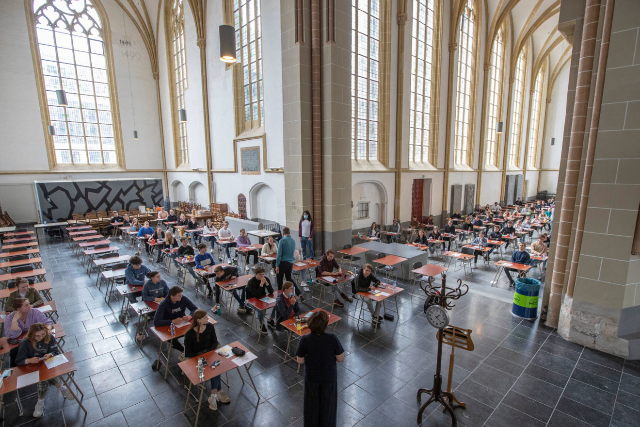 Leerlingen Baudartius doen examen in Walburgiskerk